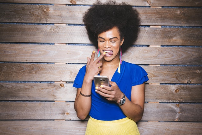 9 Proven Hacks To Help You Stand Out When You'Re Meeting Someone New 3 Bc2E3Bfc 1Ef1 4Fd3 900F 460B6132115B Zaeh Bustle Apr2016 1971